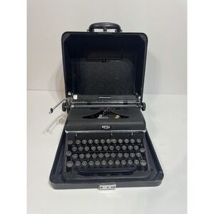 vintage Royal portable manual typewriter with a carrying case. Untested